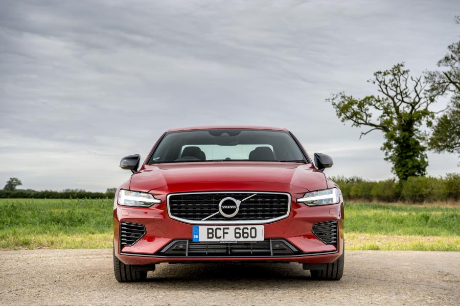  Volvo S60 T8 R-Design 2019 года  (UK) (фото 12 из 40)